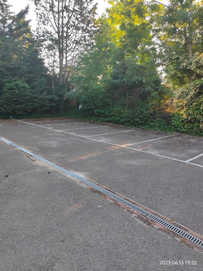 Train Station Serenity Staines-upon-Thames Esterno foto