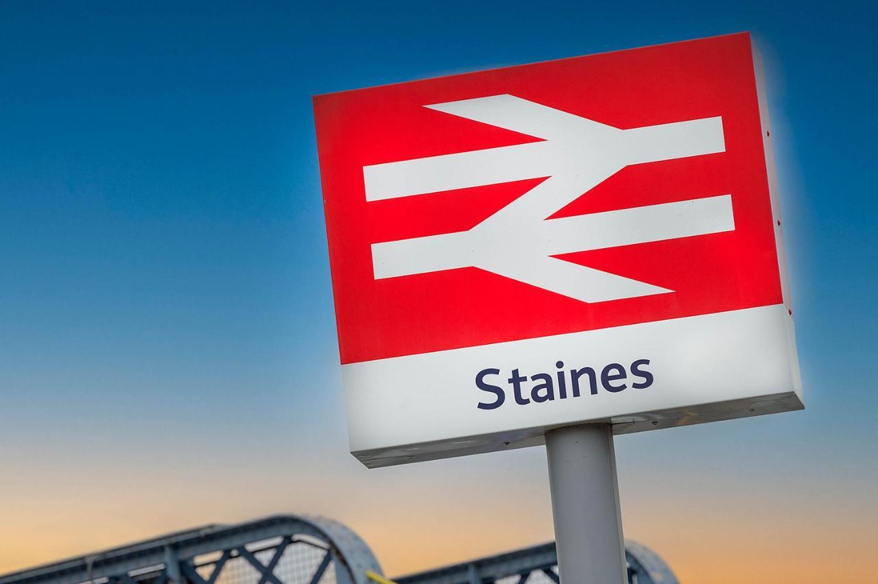 Train Station Serenity Staines-upon-Thames Esterno foto
